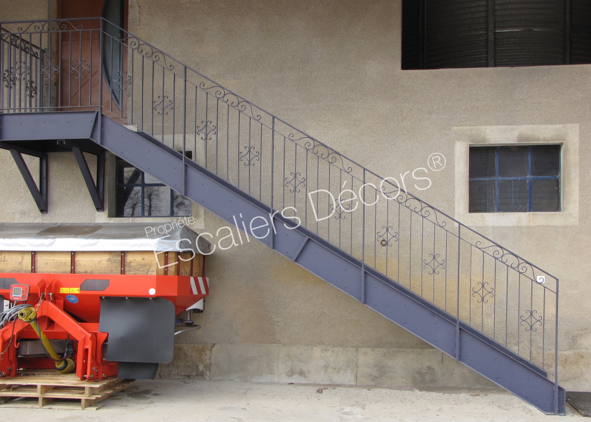 Photo IT82 - ESCA'DROIT® avec Palier d'Arrivée. Escalier d'extérieur industriel droit en acier galvanisé et peint au style rétro.